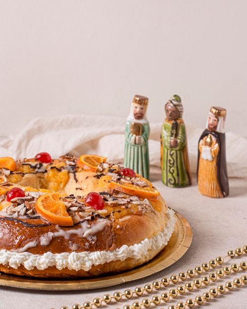 Foto gratuita comida del día de la epifanía de alto ángulo con personajes sagrados en miniatura