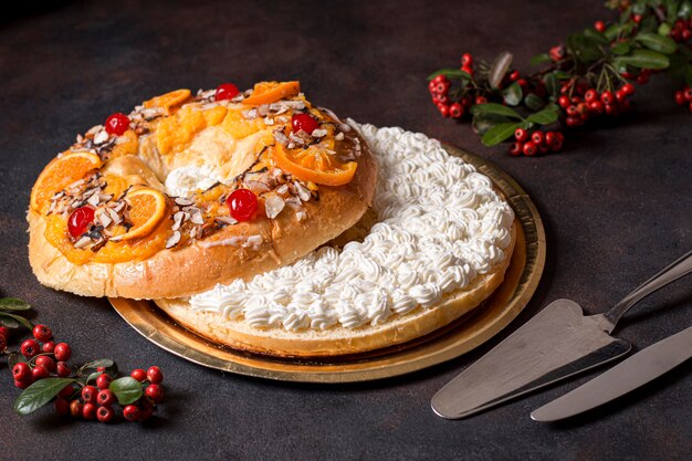 Comida del día de la epifanía de alto ángulo con surtido de vajilla