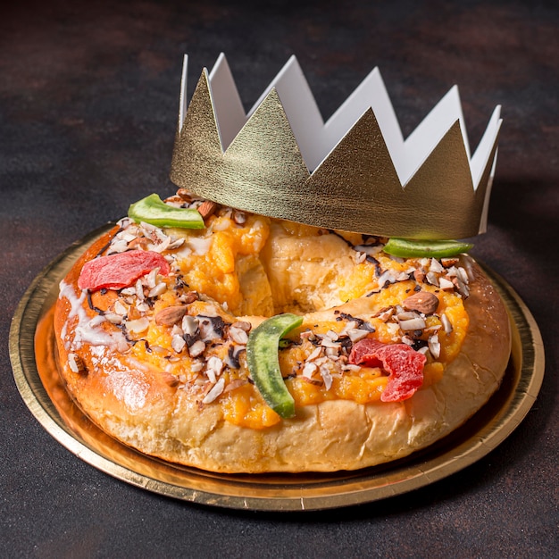 Foto gratuita comida del día de la epifanía con corona de oro de cerca