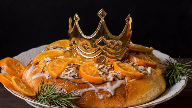 Comida del día de la epifanía con naranjas en rodajas y corona de oro