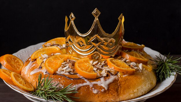 Comida del día de la epifanía con naranjas en rodajas y corona de oro