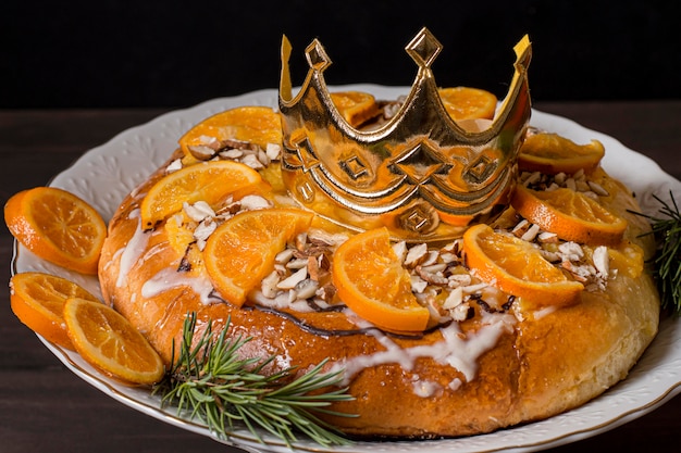 Comida del día de la epifanía con rodajas de naranjas y corona de cerca