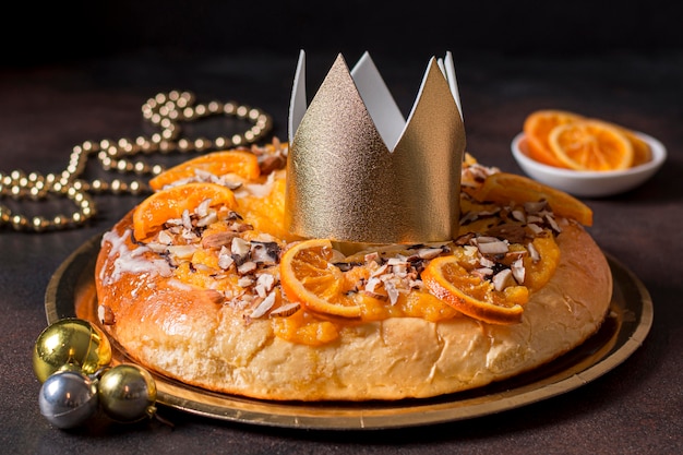 Foto gratuita comida del día de la epifanía de vista frontal con corona de oro