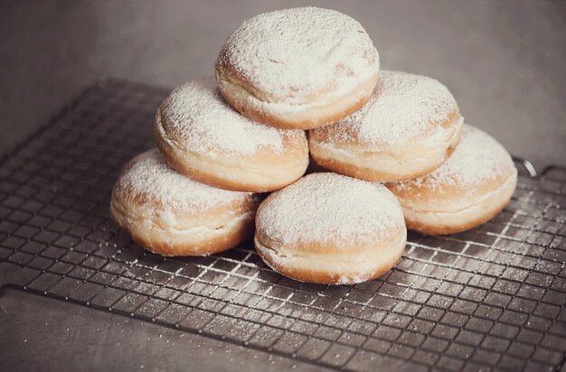 Comida. Donuts recién horneados en la mesa