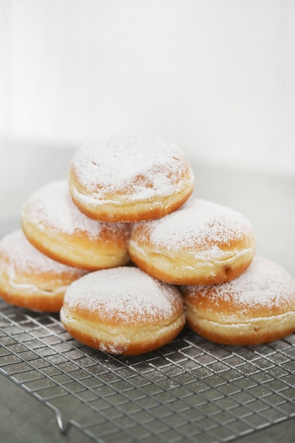 Foto gratuita comida. donuts recién horneados en la mesa