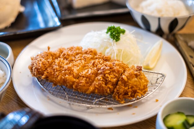 Comida de estilo japonés de cerdo Tonkatsu