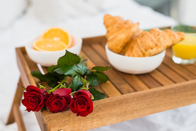 Comida y flores en la mesa del desayuno.