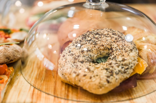 Foto gratuita comida fresca al horno en cloche