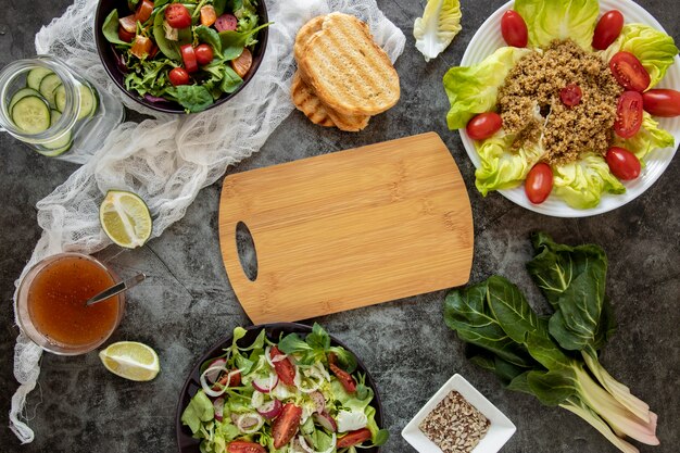 Foto gratuita comida fresca con ensalada en la mesa