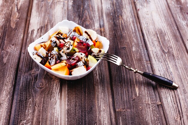 Comida fresca, sabrosa y saludable. Ensalada de fruta del dragón, uva, manzana y cereza.