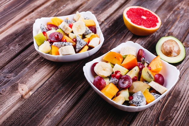 Comida fresca, sabrosa y saludable. Ideas para el almuerzo o el desayuno. Ensalada de fruta del dragón, uva, manzana.