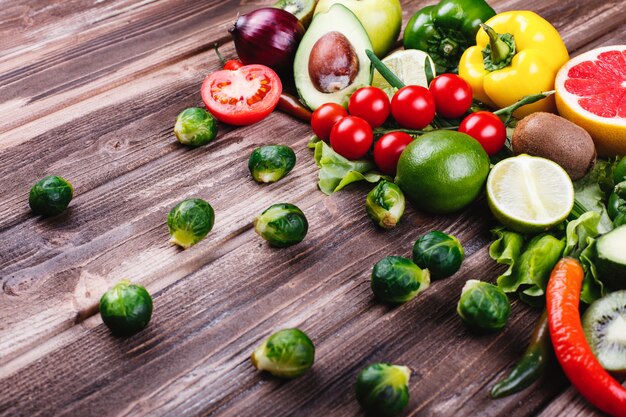 Comida fresca y saludable. Avocabo, coles de bruselas, pepinos, pimientos rojos, amarillos y verdes.