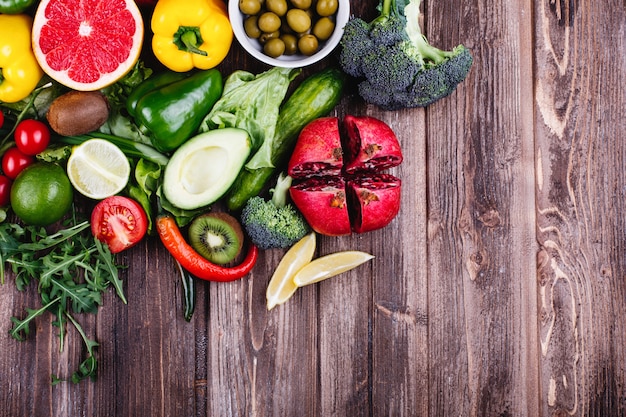 Comida fresca y saludable. Avocabo, coles de bruselas, pepinos, pimientos rojos, amarillos y verdes.