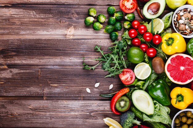 Comida fresca y saludable. Avocabo, coles de bruselas, pepinos, pimientos rojos, amarillos y verdes.