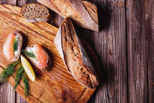 Comida fresca y saludable. Ideas de merienda o almuerzo. Pan casero con limón y salmón.