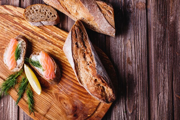 Comida fresca y saludable. Ideas de merienda o almuerzo. Pan casero con limón y salmón.