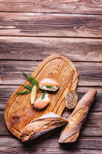 Comida fresca y saludable. Ideas de merienda o almuerzo. Pan casero con limón y salmón.