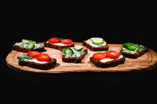 Comida fresca y saludable. Ideas de merienda o almuerzo. Pan casero con queso, aguacate.