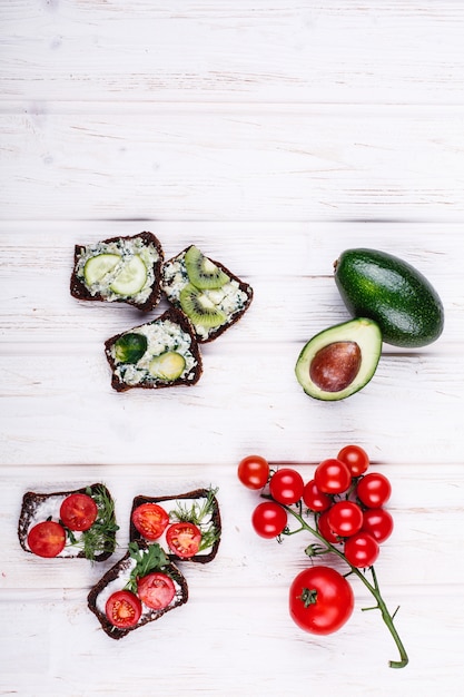 Foto gratuita comida fresca y saludable. ideas de merienda o almuerzo. pan casero con queso, aguacate.