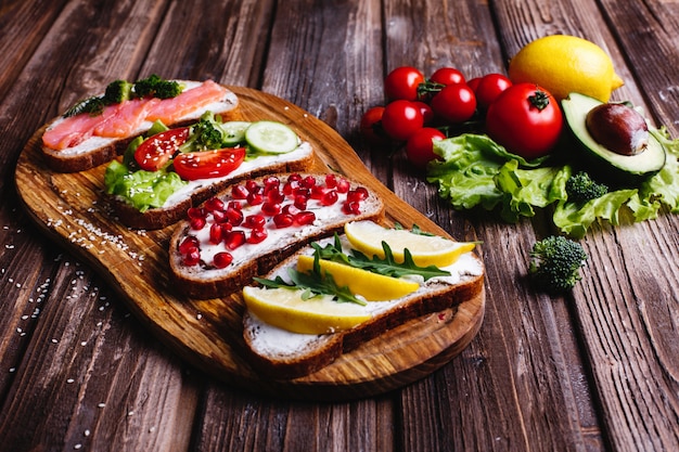 Foto gratuita comida fresca y saludable. ideas de merienda o almuerzo. pan casero con queso, aguacate.