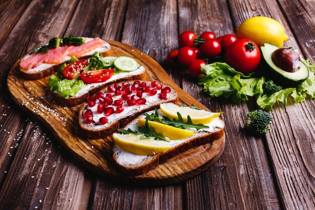 Comida fresca y saludable. Ideas de merienda o almuerzo. Pan casero con queso, aguacate.