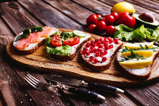 Comida fresca y saludable. Ideas de merienda o almuerzo. Pan casero con queso, aguacate.