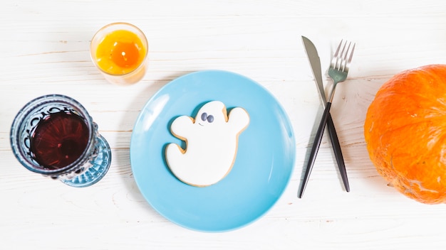 Comida de Halloween en la mesa de madera