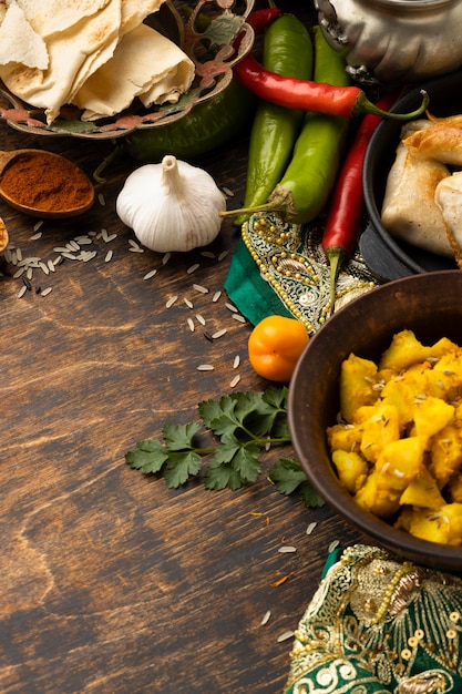 Comida india con ajo y pimientos