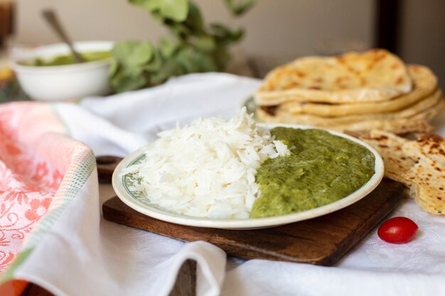 Comida india tradicional con arroz y pita