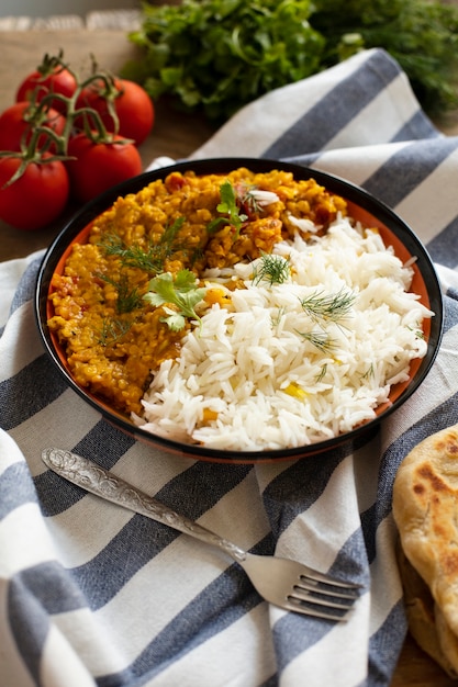 Comida india tradicional con arroz y tomates.