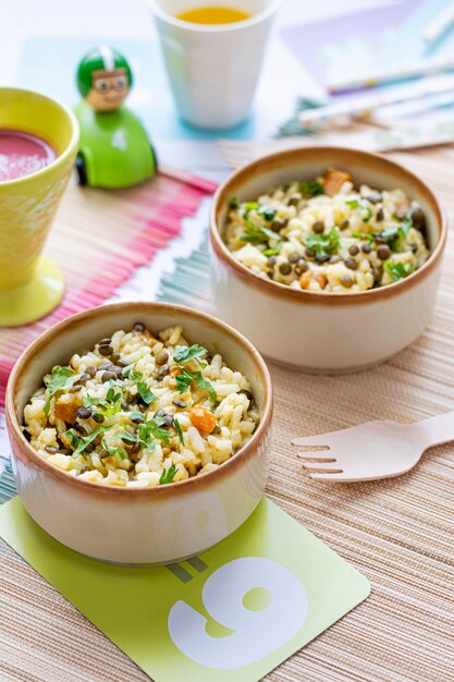 Comida infantil de risotto de calabaza, con lentejas verdes