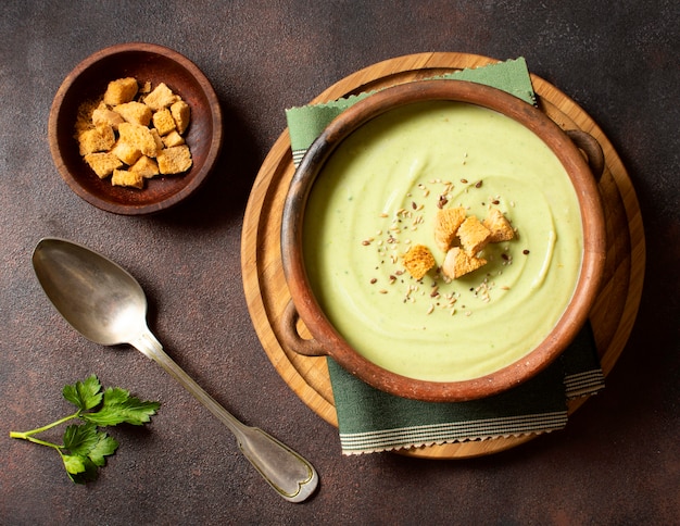 Comida de invierno de sopa de brócoli con crutones vista superior