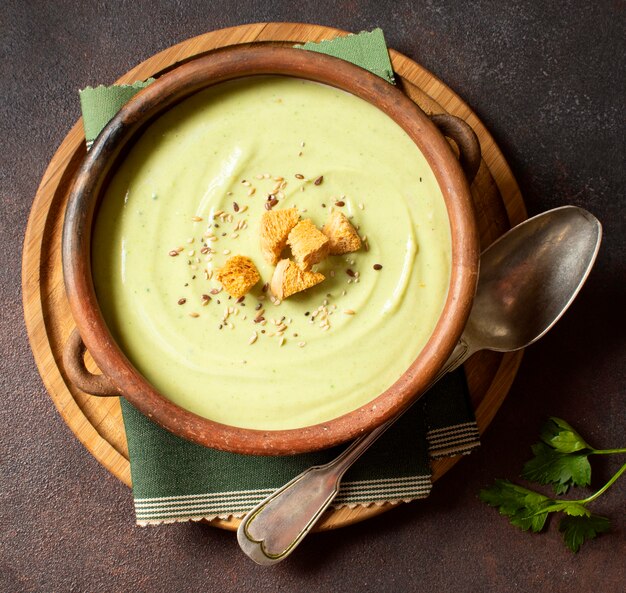 Comida de invierno de sopa de brócoli con picatostes