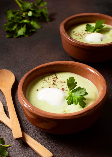 Comida de invierno de sopa de brócoli en tazones con perejil