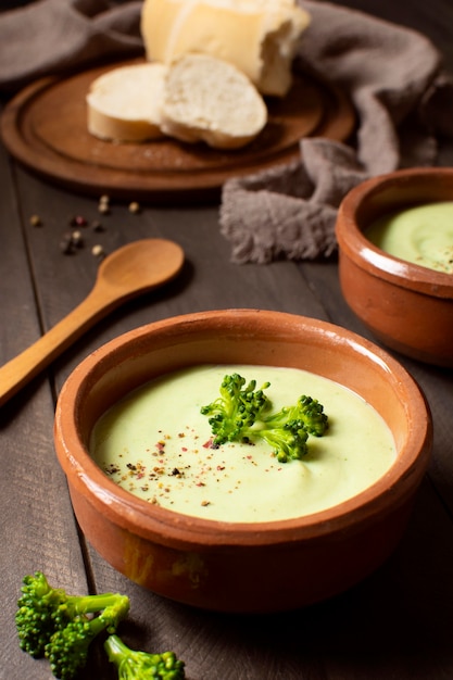 Comida de invierno de sopa de brócoli en tazones vista alta