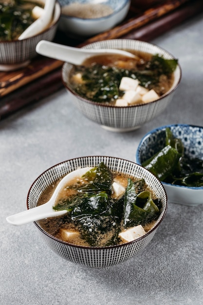 Comida japonesa de alto ángulo en arreglo de tazones