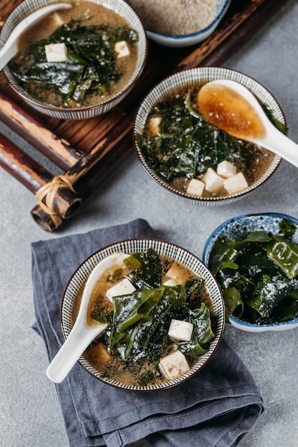 Comida japonesa de alto ángulo en arreglo de tazones