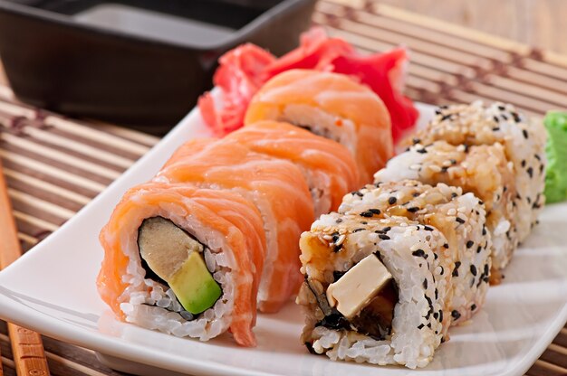 Comida japonesa - sushi y sashimi