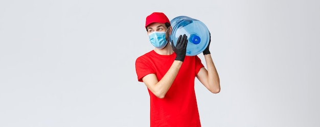 Comida para llevar y entrega de comestibles concepto de pedidos sin contacto de covid mensajero sin preocupaciones en uniforme rojo ...