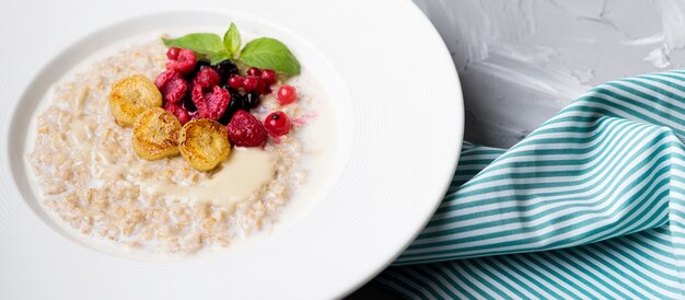 Comida de la mañana con cereales triturados y tela