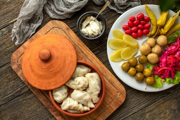 Una comida de masa de vista superior con carne picada en el interior junto con verduras frescas