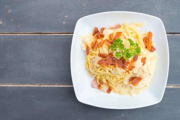 comida mediterránea carne carbonara tenedor