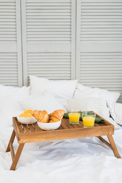 Comida en la mesa del desayuno en la cama.