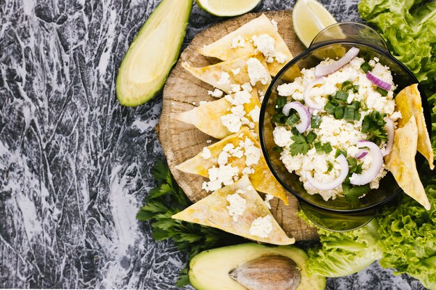 Comida mexicana con aguacate y nachos.