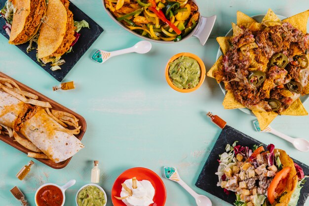 Comida mexicana en fondo azul