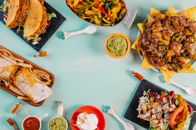 Comida mexicana en fondo azul