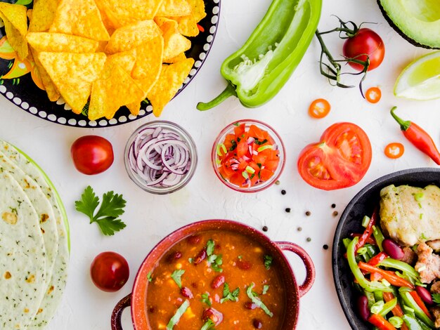 Comida mexicana con tazones de verduras.