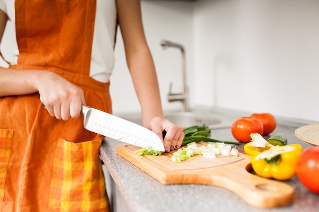 Foto gratuita comida mujer cocinar cocina joven