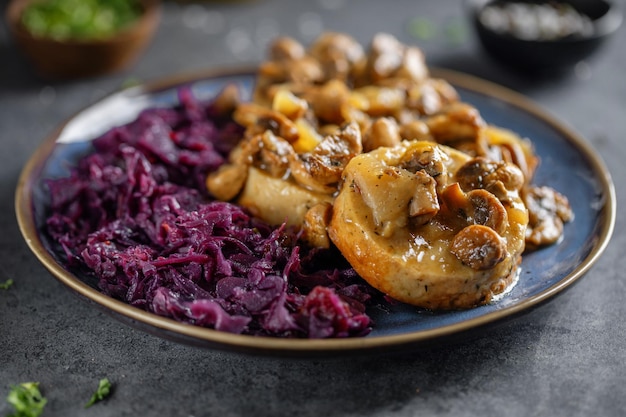 Comida navideña alemana con carne y repollo