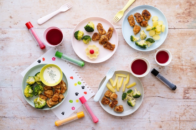 Foto gratuita comida para niños, nuggets de pollo y brócoli.